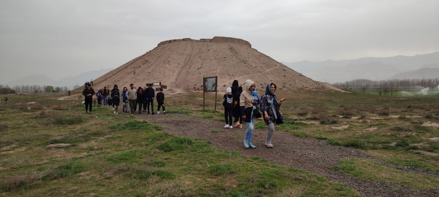 بازدیدکنندگان در محوطه