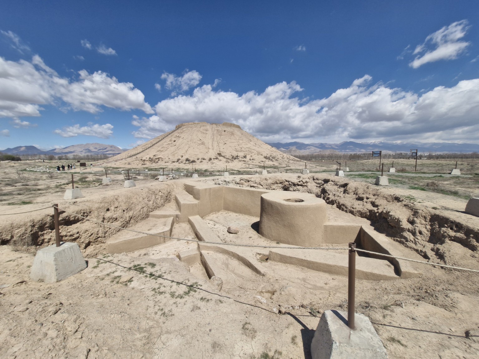 نمای معماری خشتی محوطه